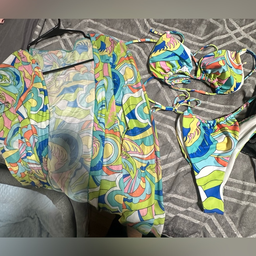 Allover Print Bikini Set Triangle Bra & Tie Side Thong Bottom & Cover Up